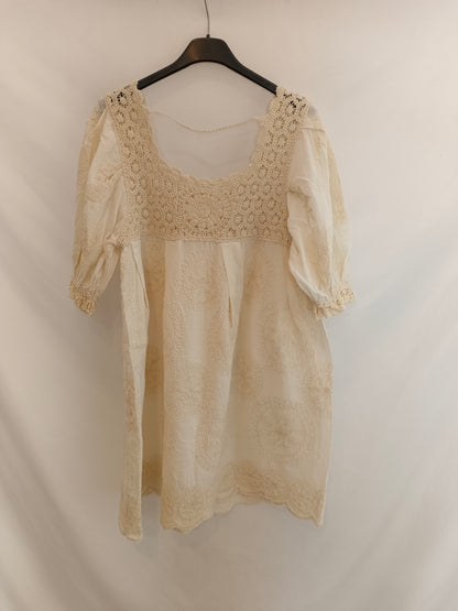 OTRAS. Vestido fluido  bordado. TU