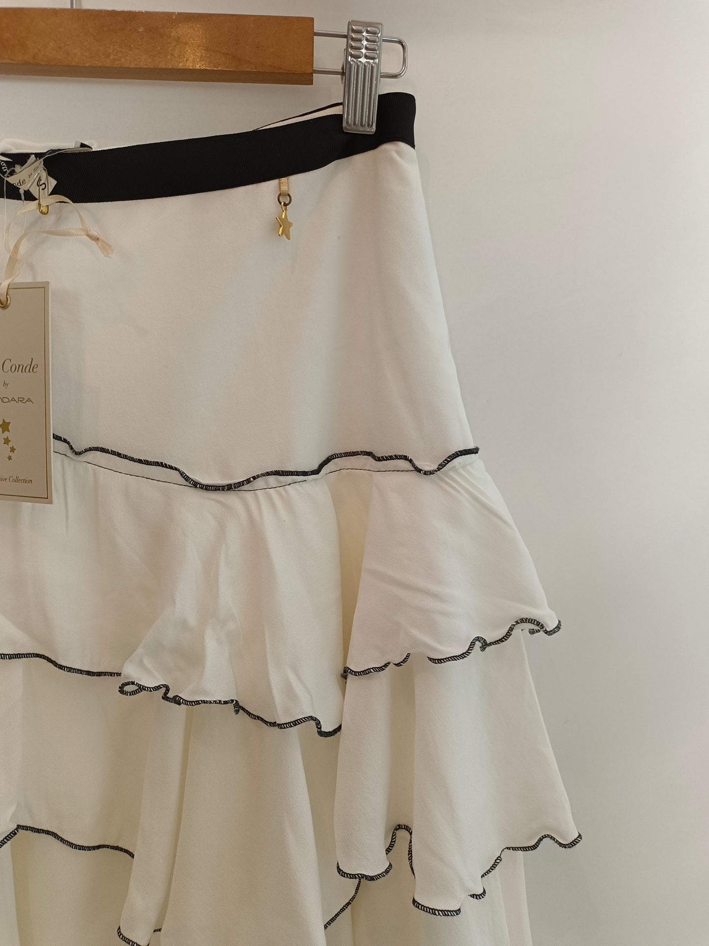 PATI CONDE. Falda blanca volantes. T.S
