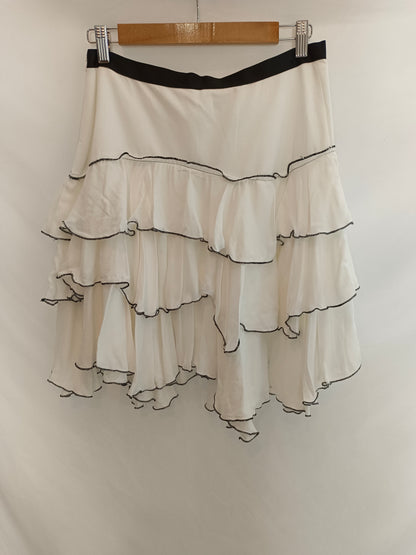 PATI CONDE. Falda blanca volantes. T.S