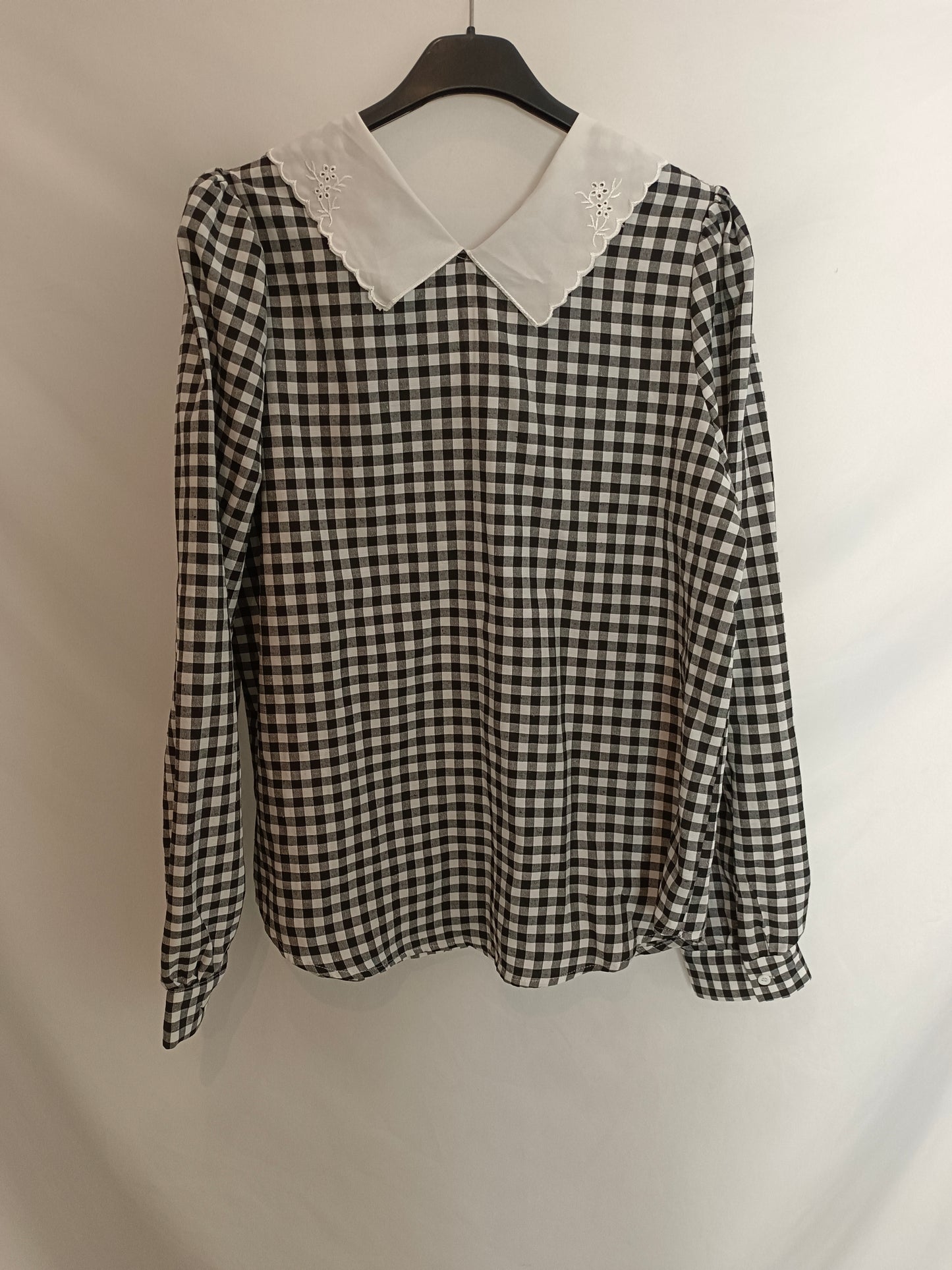 SHEIN. Camisa cuadros cuello bordado. T.S