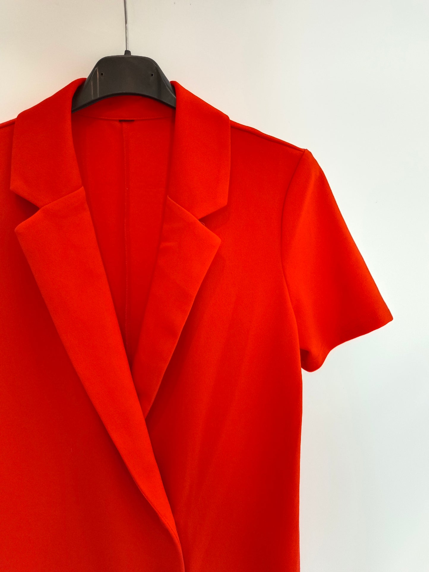 OTRAS. Vestido camisero rojo corto. TU