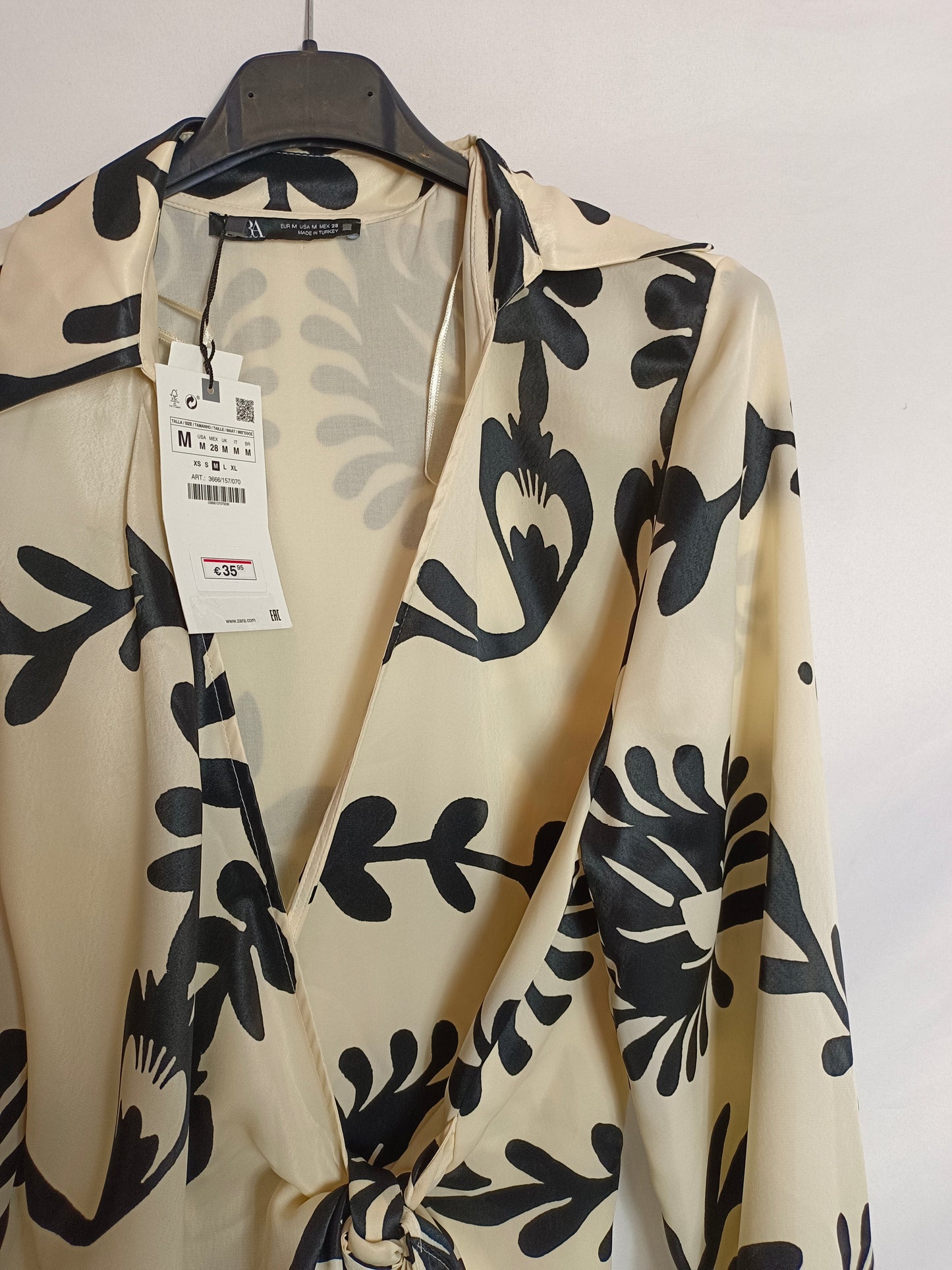 ZARA. Vestido beige flores T.m