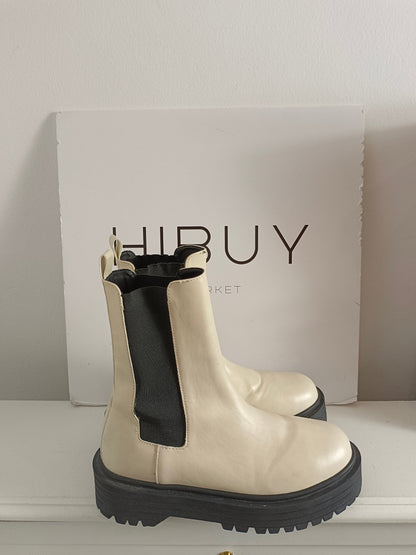 PULL&BEAR. Botines beige T.39