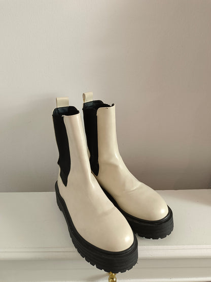 PULL&BEAR. Botines beige T.39