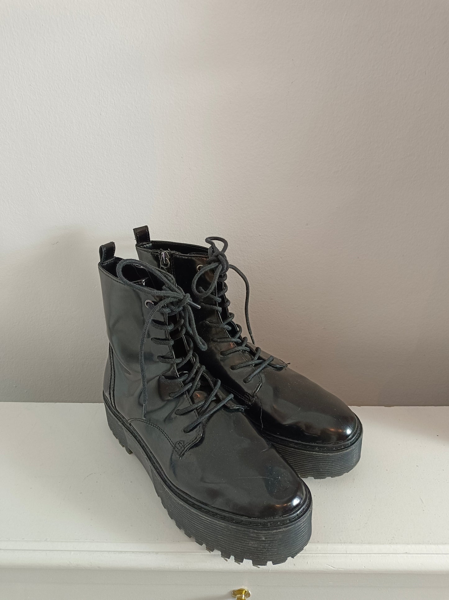 BERSHKA. Botas negras charol T.39(TARA)
