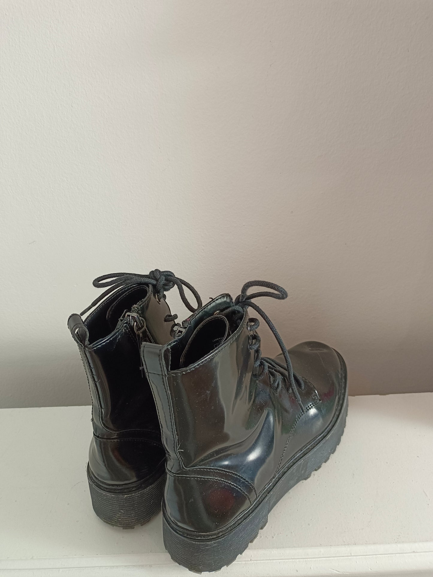 BERSHKA. Botas negras charol T.39(TARA)