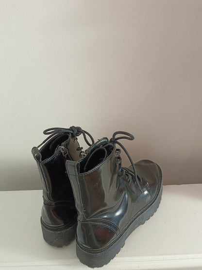 BERSHKA. Botas negras charol T.39(TARA)