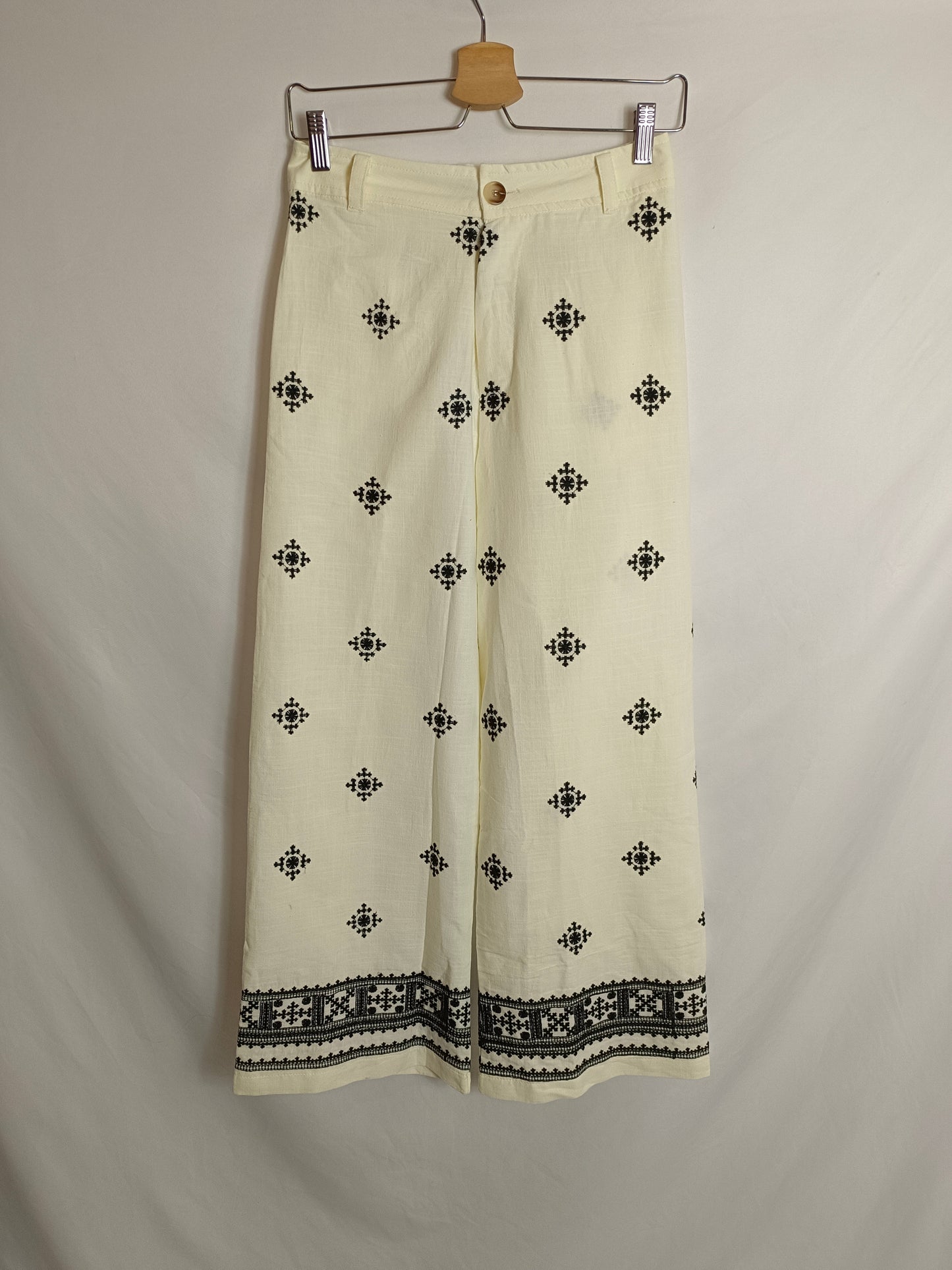 ZARA. Pantalón algodón bordado T.s