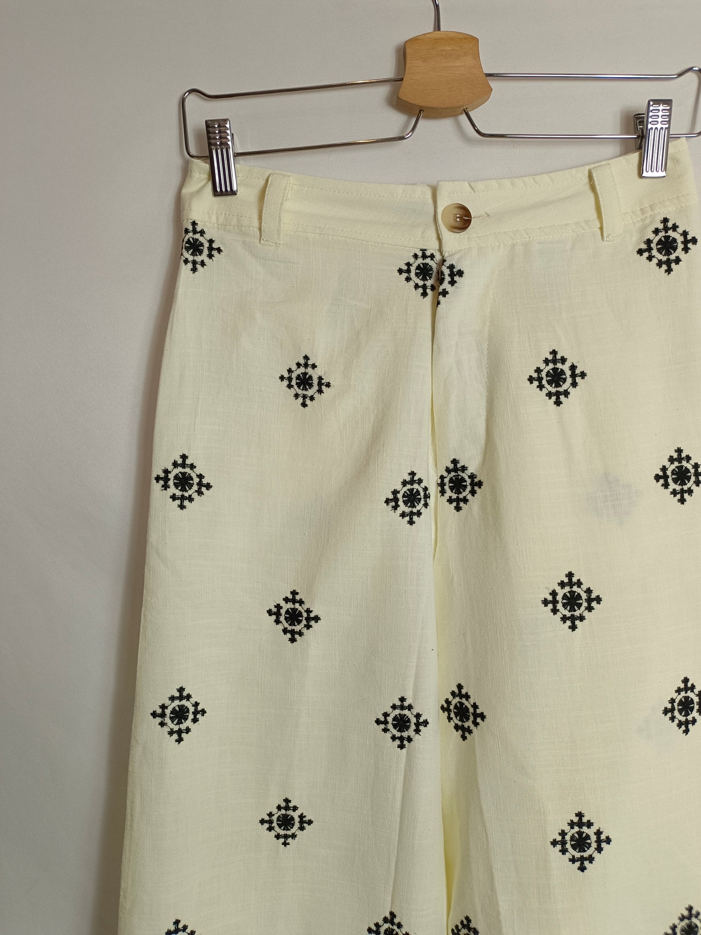 ZARA. Pantalón algodón bordado T.s