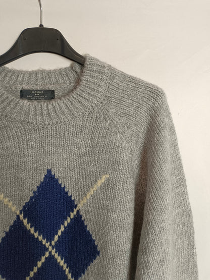 BERSHKA. Jersey gris rombos T.l