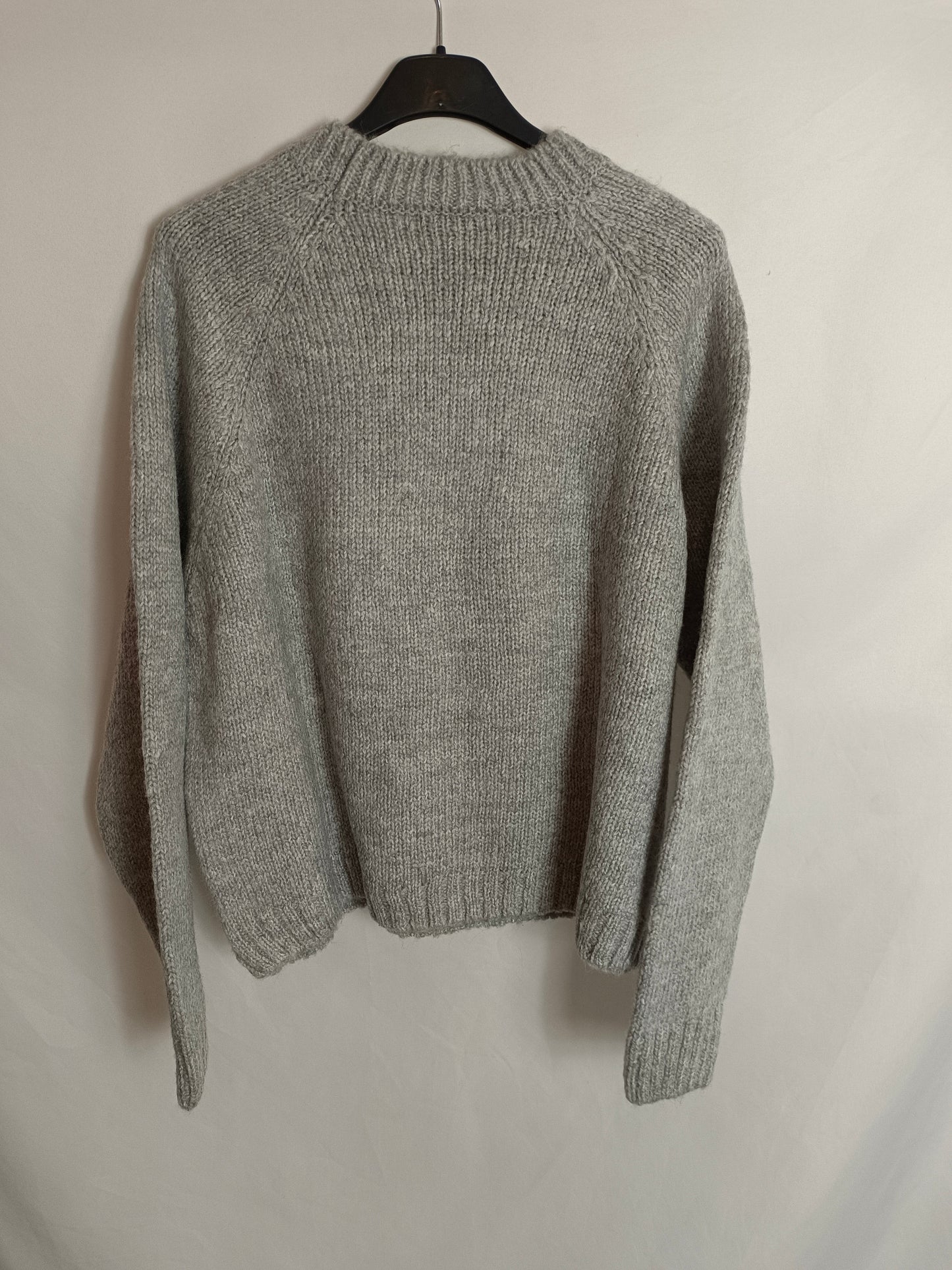 BERSHKA. Jersey gris rombos T.l