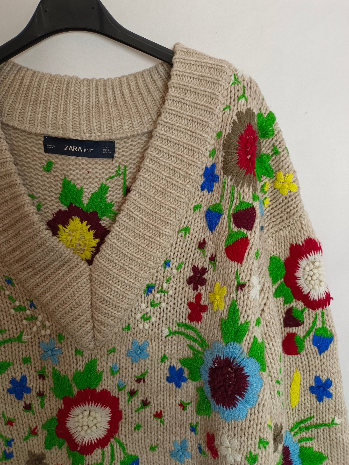 ZARA. Jersey beige bordado T.m