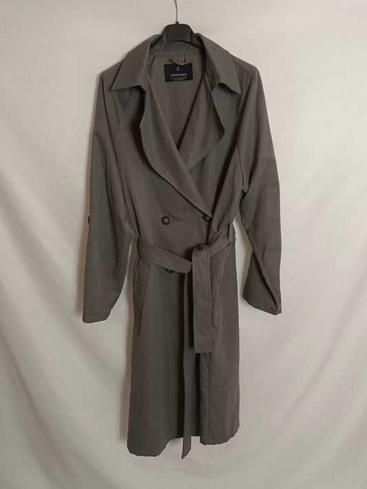 STRADIVARIUS. Gabardina gris fluida T.m