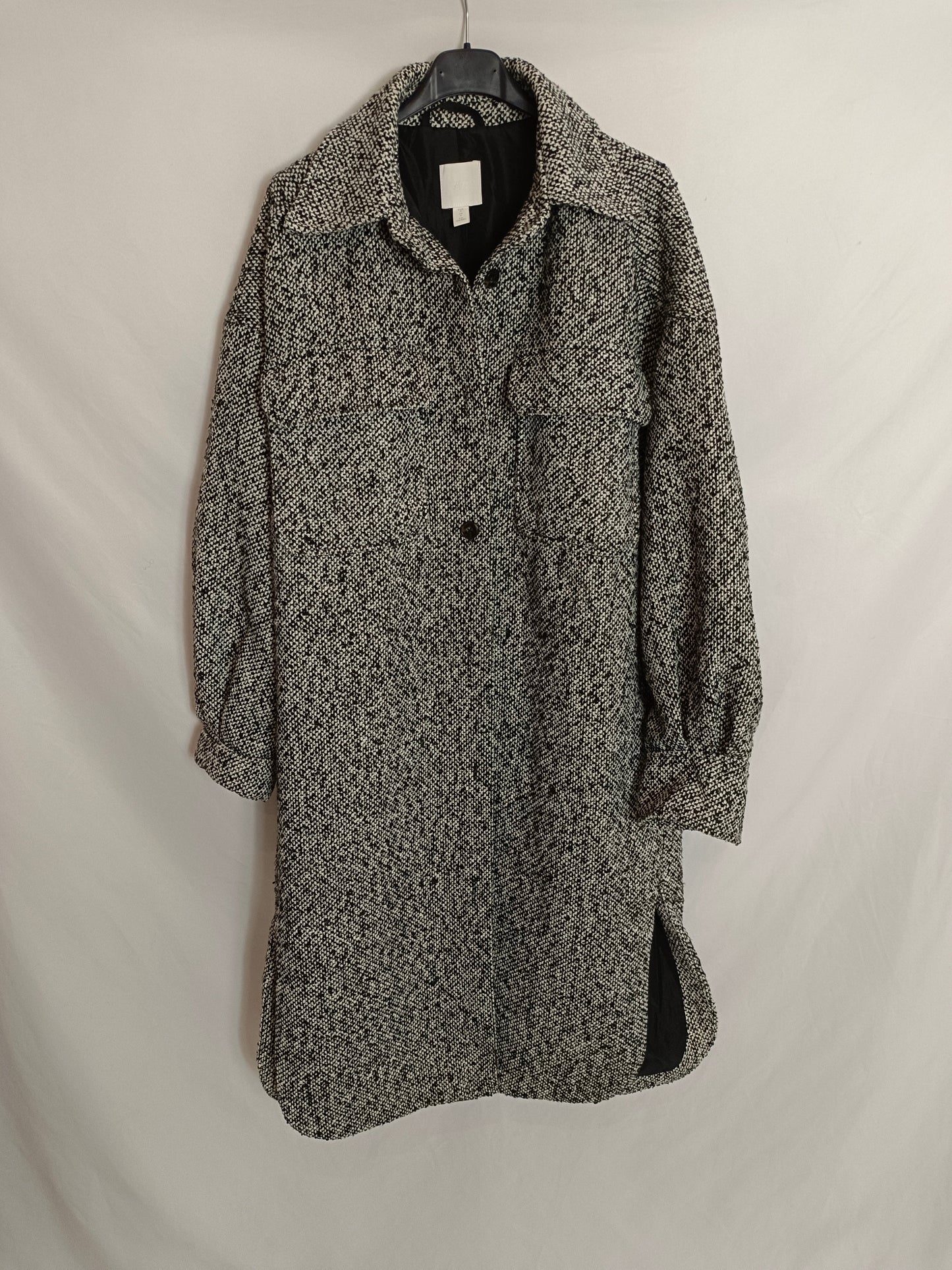 H&M. Abrigo jaspeado negro y blanco T.s