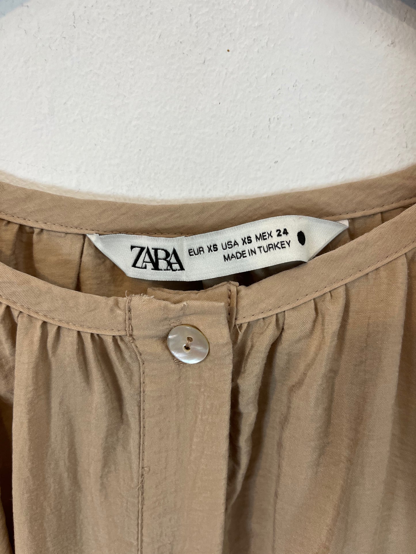 ZARA. Vestido largo beige camisero. T XS