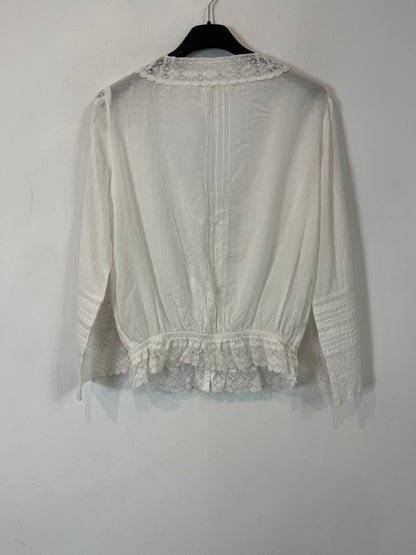 THAT ONE OR THAT ONE. White lace blouse. TS