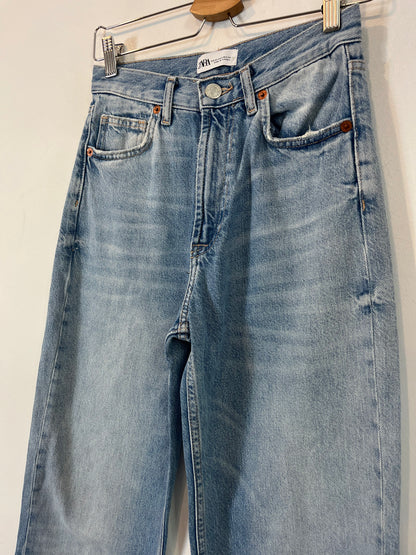 ZARA. Straight-leg denim. Size 34