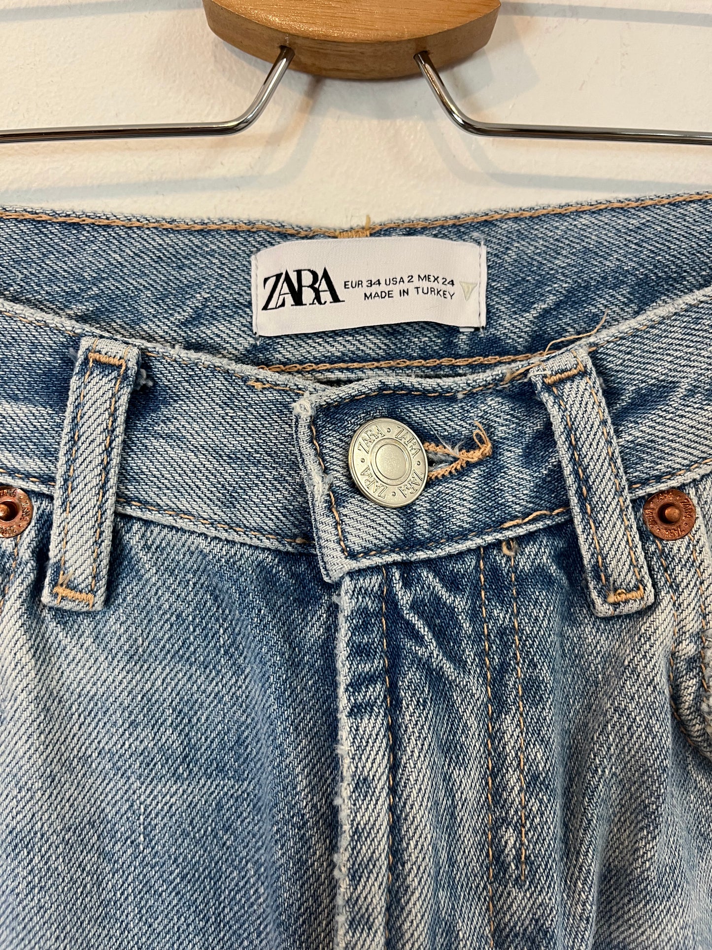 ZARA. Straight-leg denim. Size 34