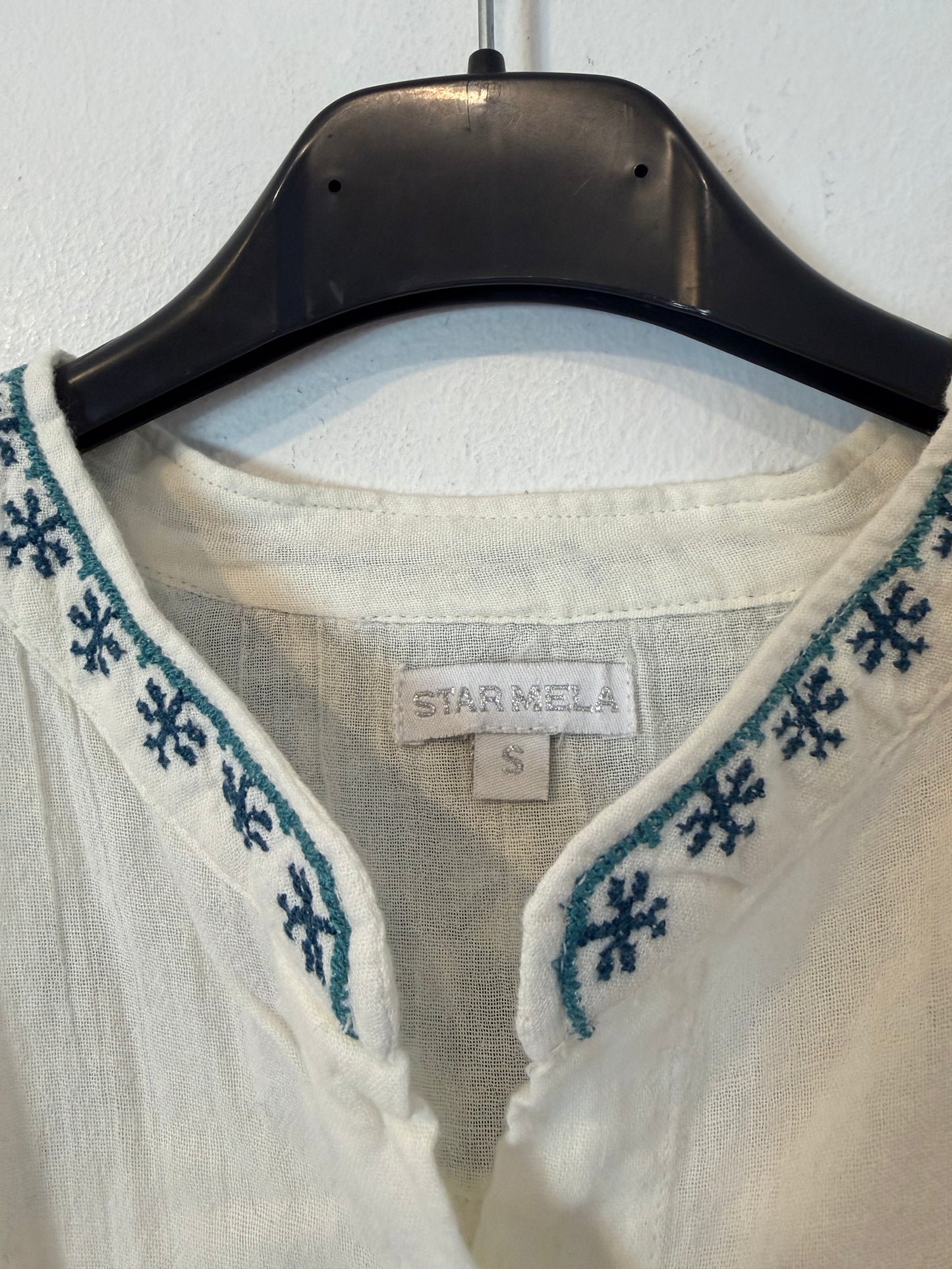 STAR MELA. Blusa blanca bordados azules