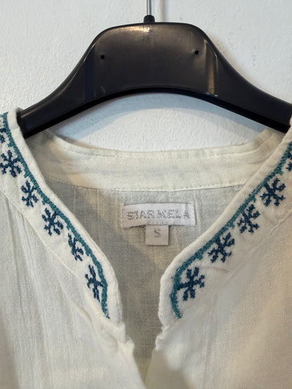 STAR MELA. Blusa blanca bordados azules