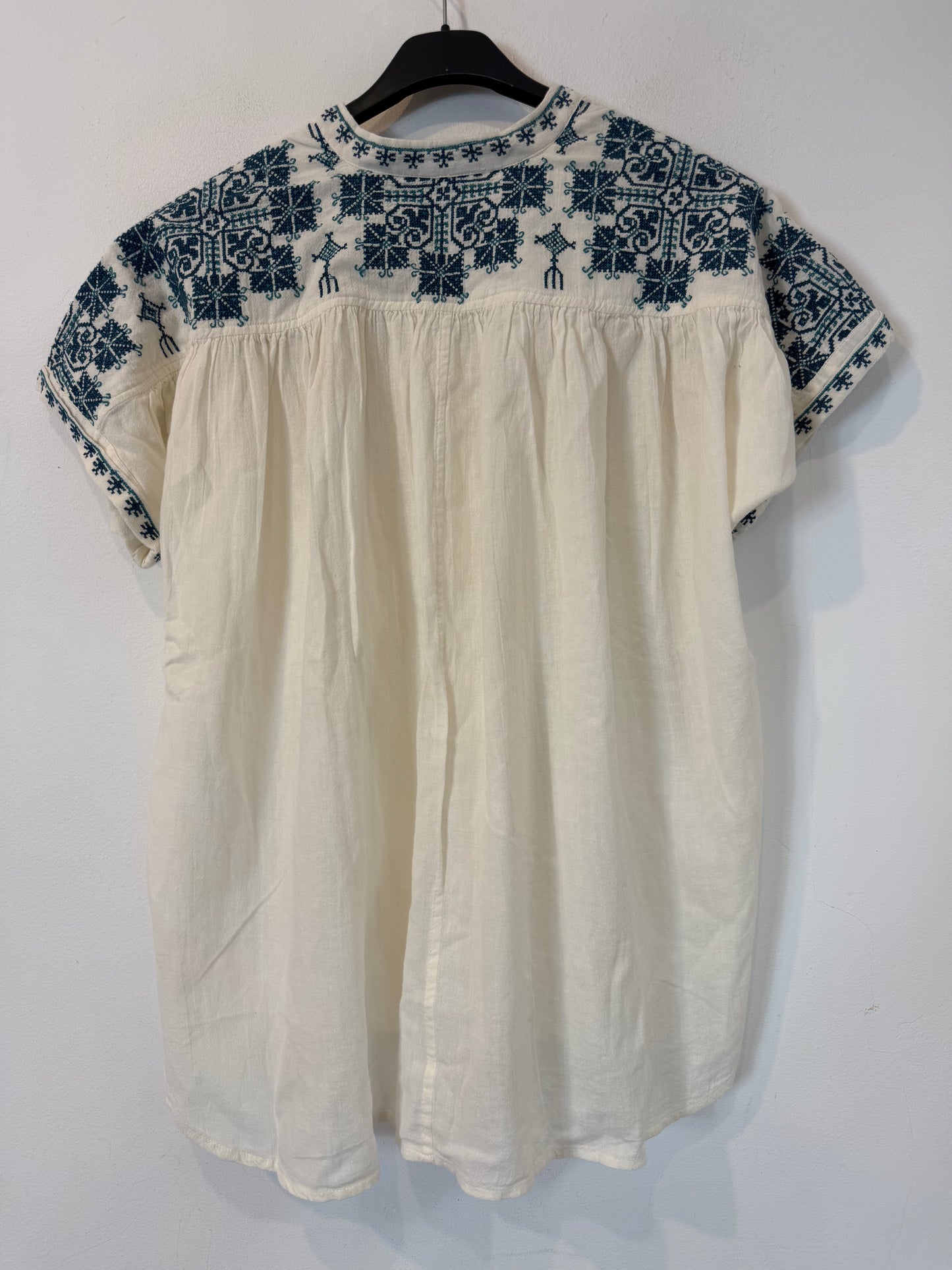 STAR MELA. Blusa blanca bordados azules