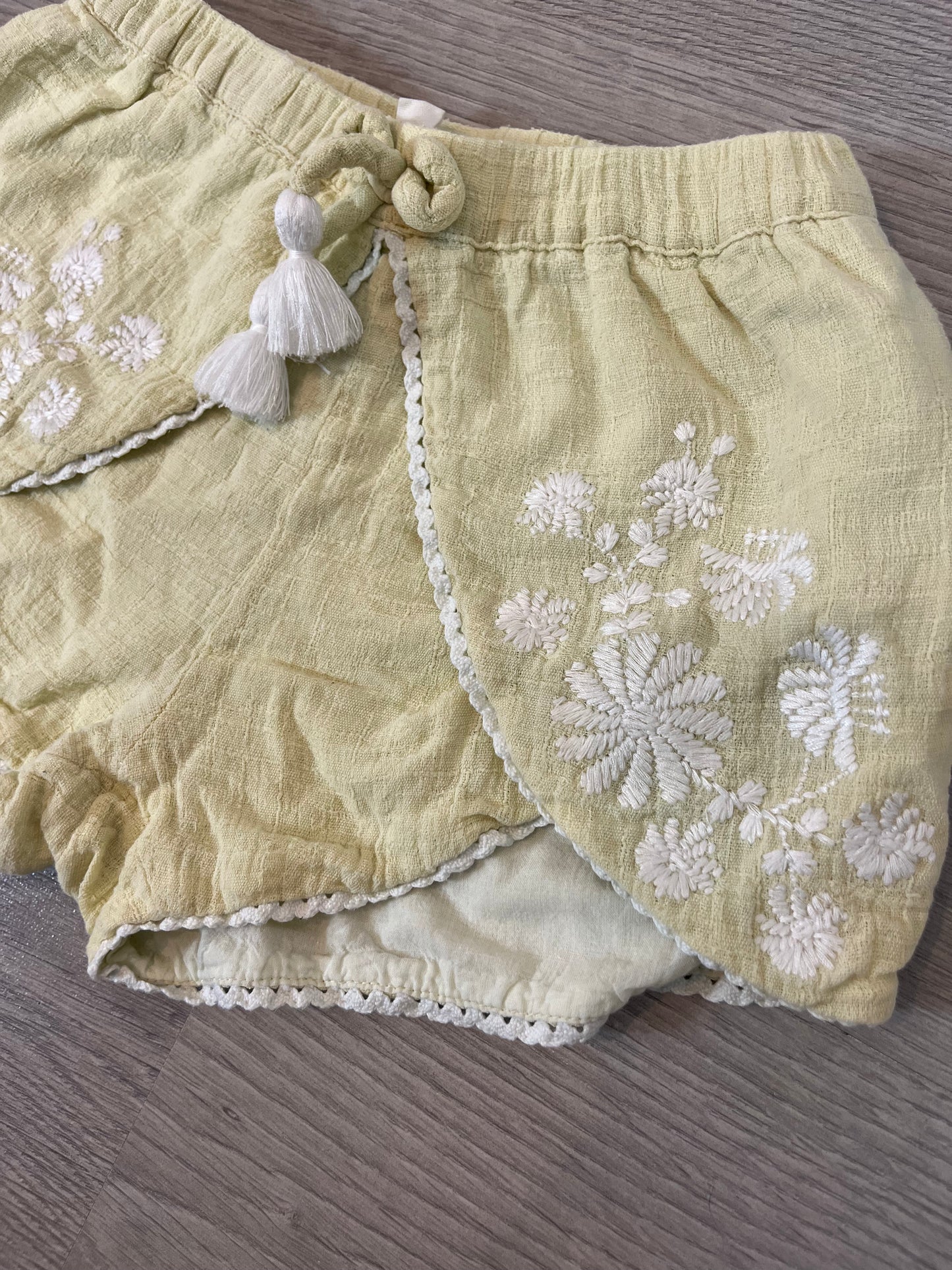 LOUISE MISHA. Pantalón corto detalles bordados. T 3 años