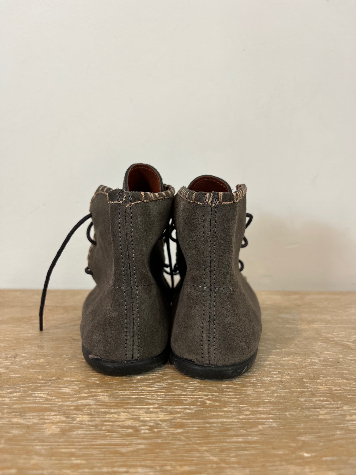 GOCCO. Botas grises piel. T 27