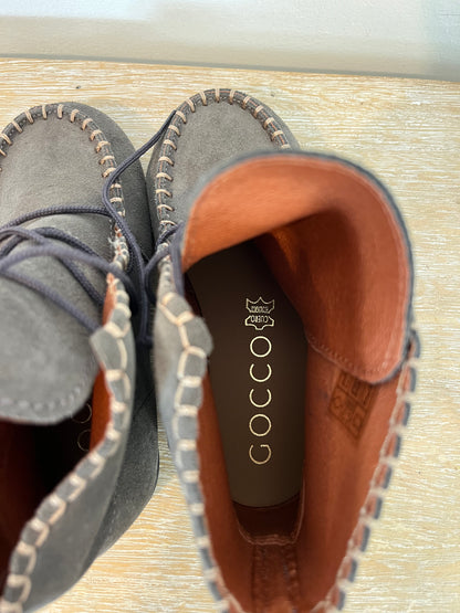 GOCCO. Botas grises piel. T 27