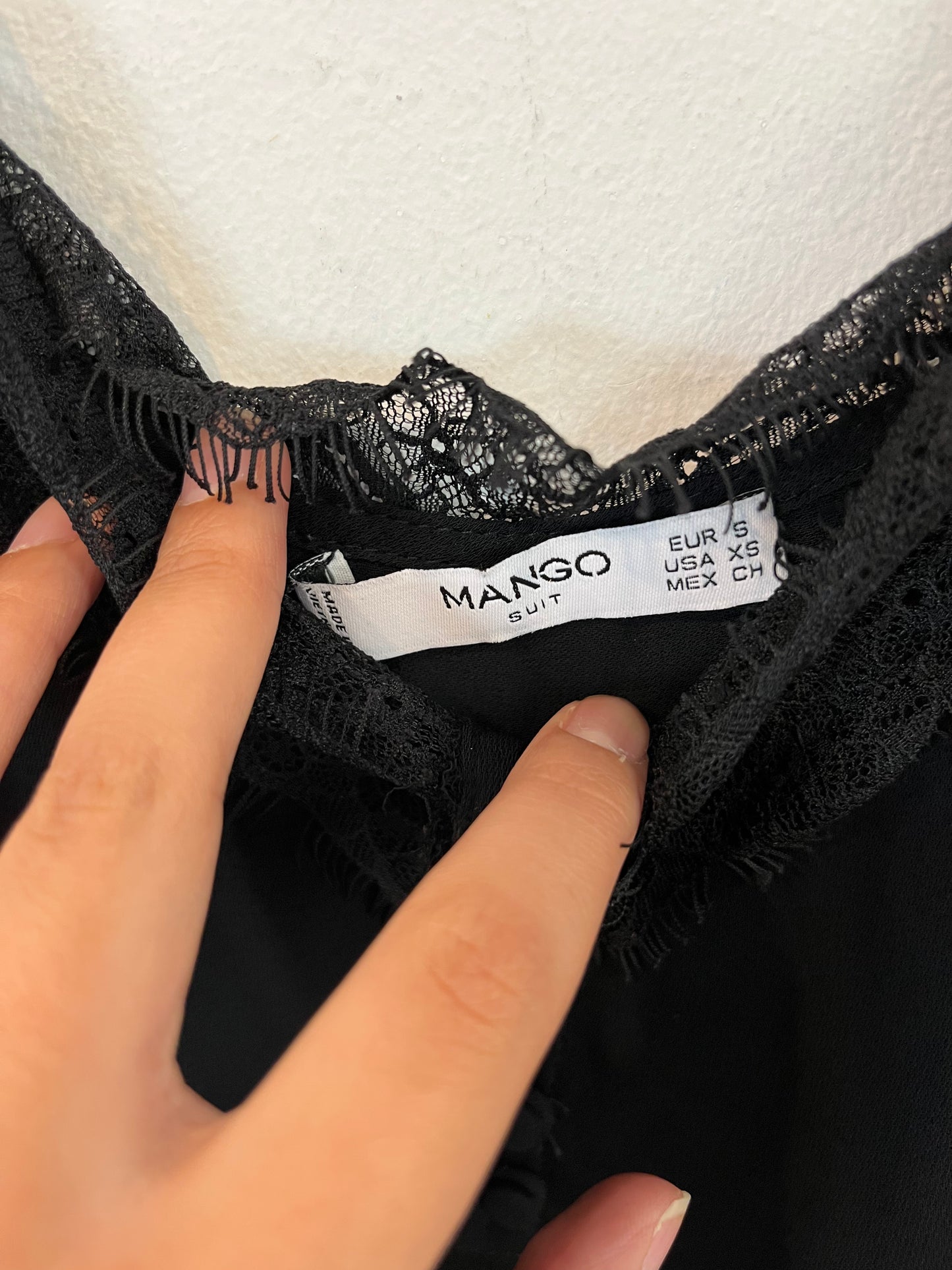 MANGO. Top lencero negro encaje. T S