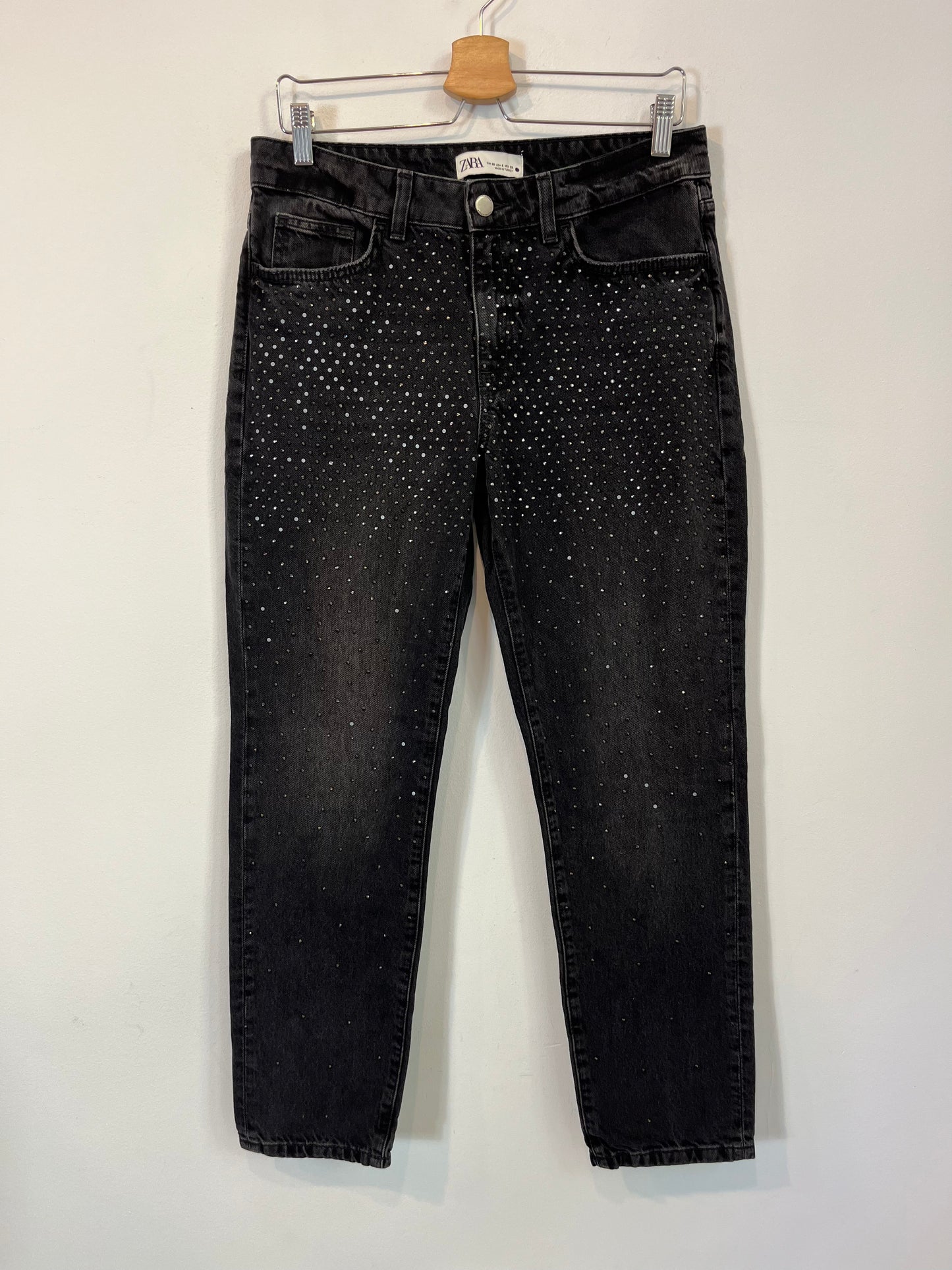 ZARA. Denim negro pedrería. T 38