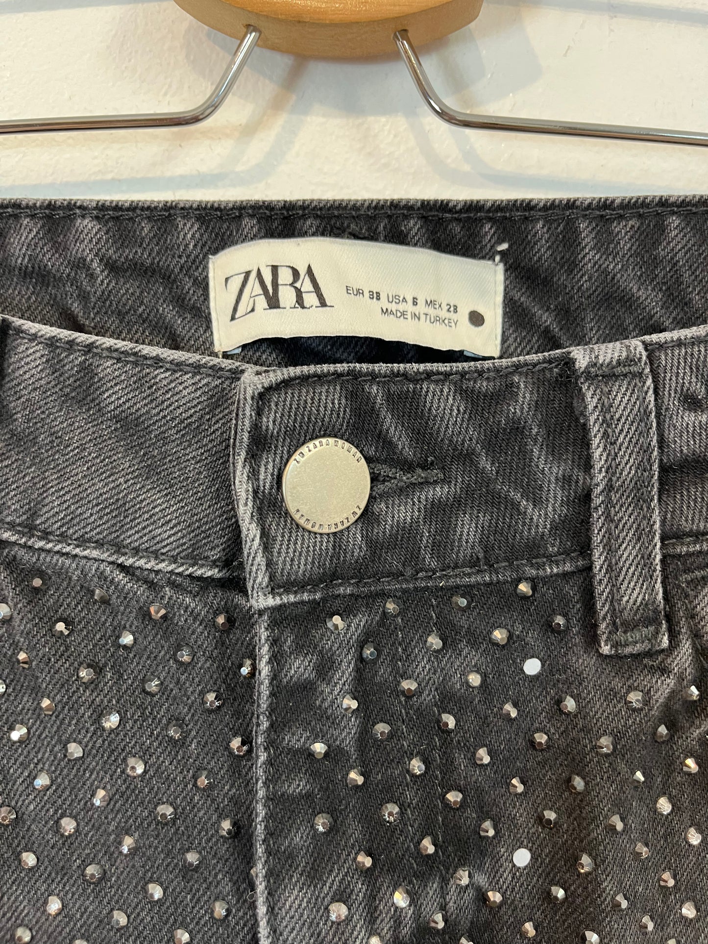 ZARA. Denim negro pedrería. T 38