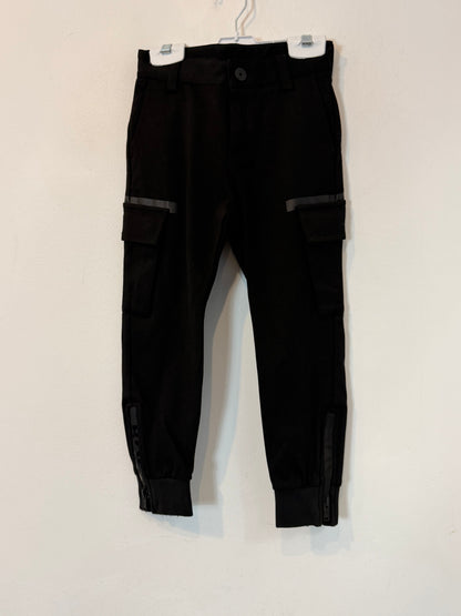 HUGO BOSS. Pantalón negro cargo T.6 años