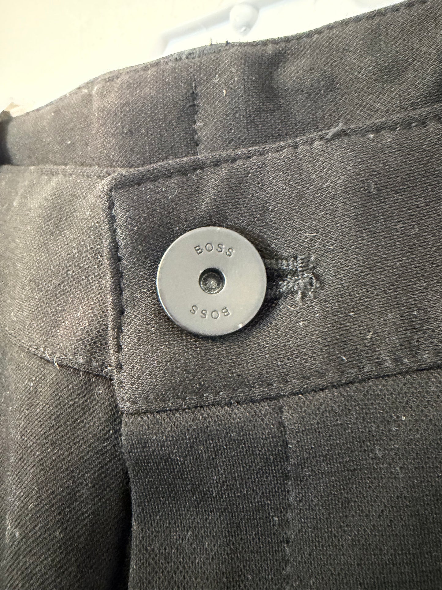 HUGO BOSS. Pantalón negro cargo T.6 años