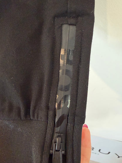 HUGO BOSS. Pantalón negro cargo T.6 años
