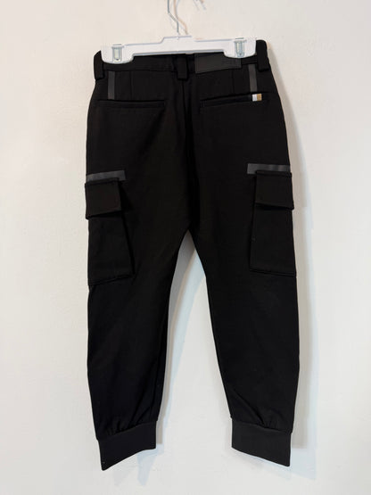HUGO BOSS. Pantalón negro cargo T.6 años