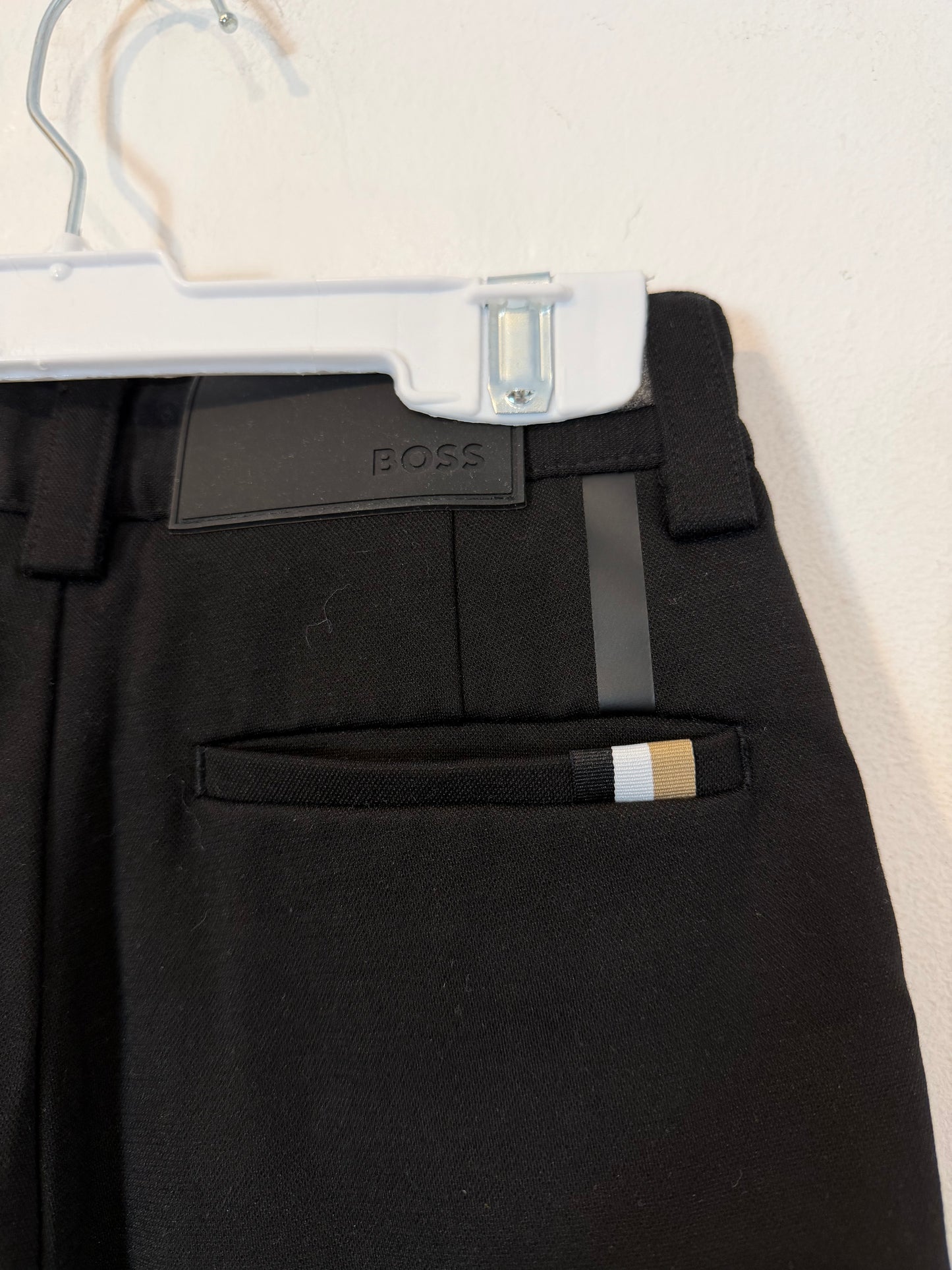 HUGO BOSS. Pantalón negro cargo T.6 años