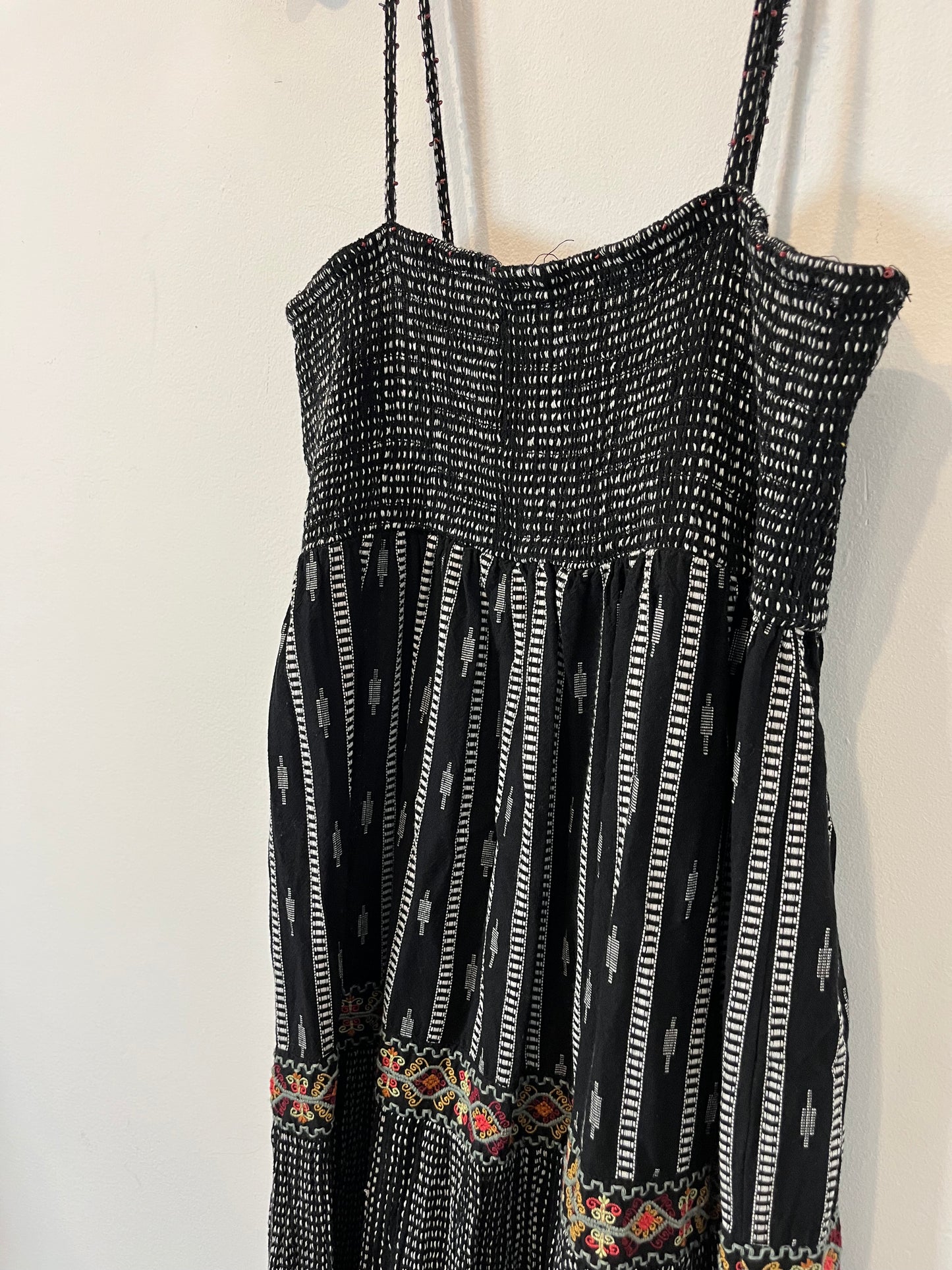 ZARA. Vestido largo bordados. T S