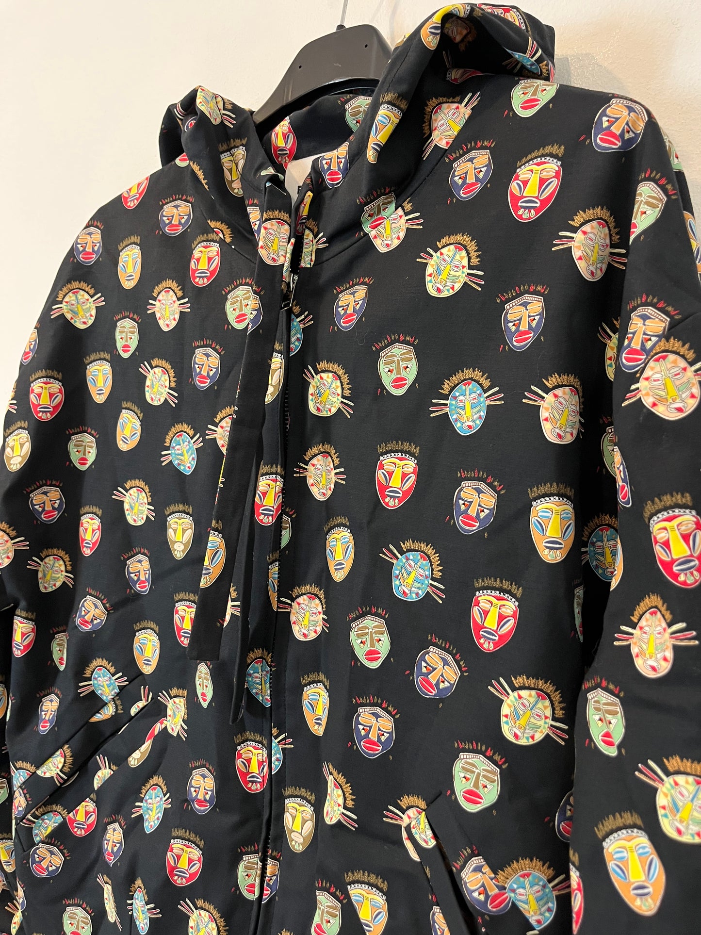 BIMBA Y LOLA. Chaqueta negra capucha caras. T S