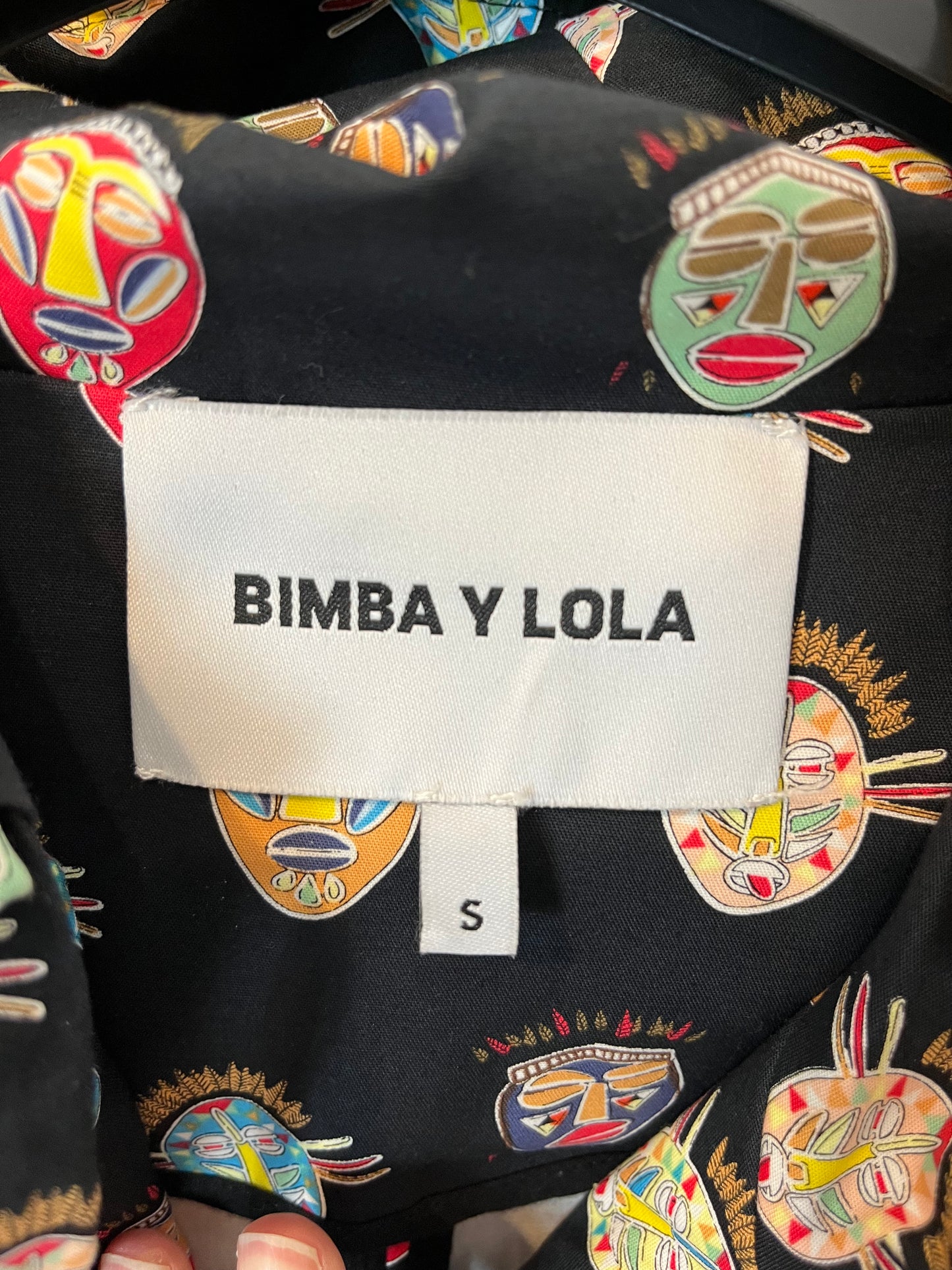 BIMBA Y LOLA. Chaqueta negra capucha caras. T S