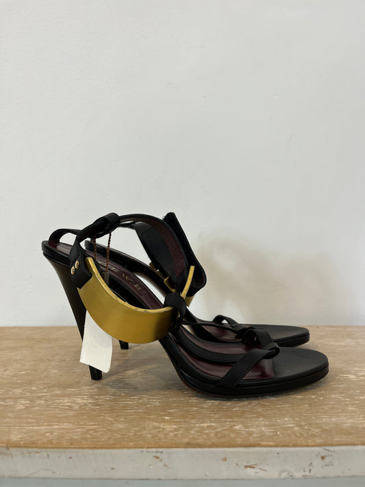 LOEWE. Sandalia piel negra detalle. T 40