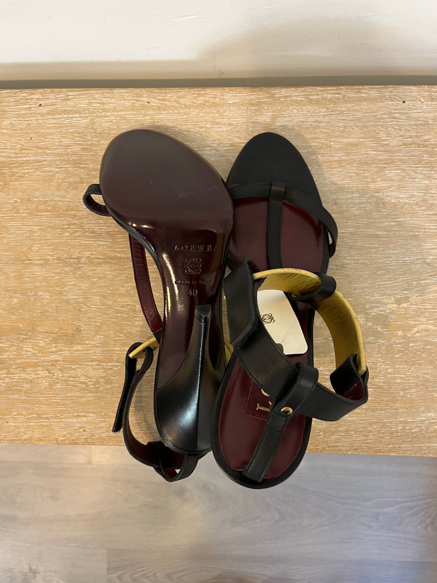 LOEWE. Sandalia piel negra detalle. T 40