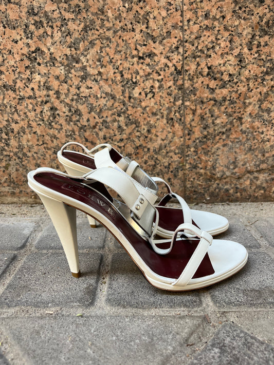LOEWE. Sandalia piel blanca detalle. T 40