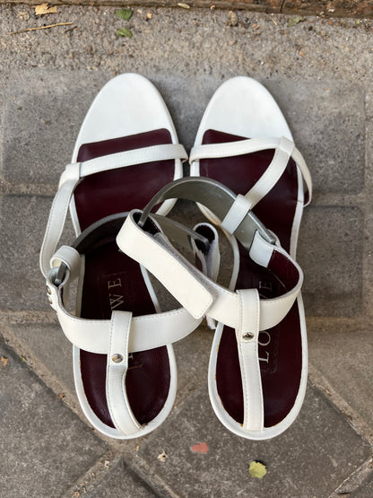 LOEWE. Sandalia piel blanca detalle. T 40