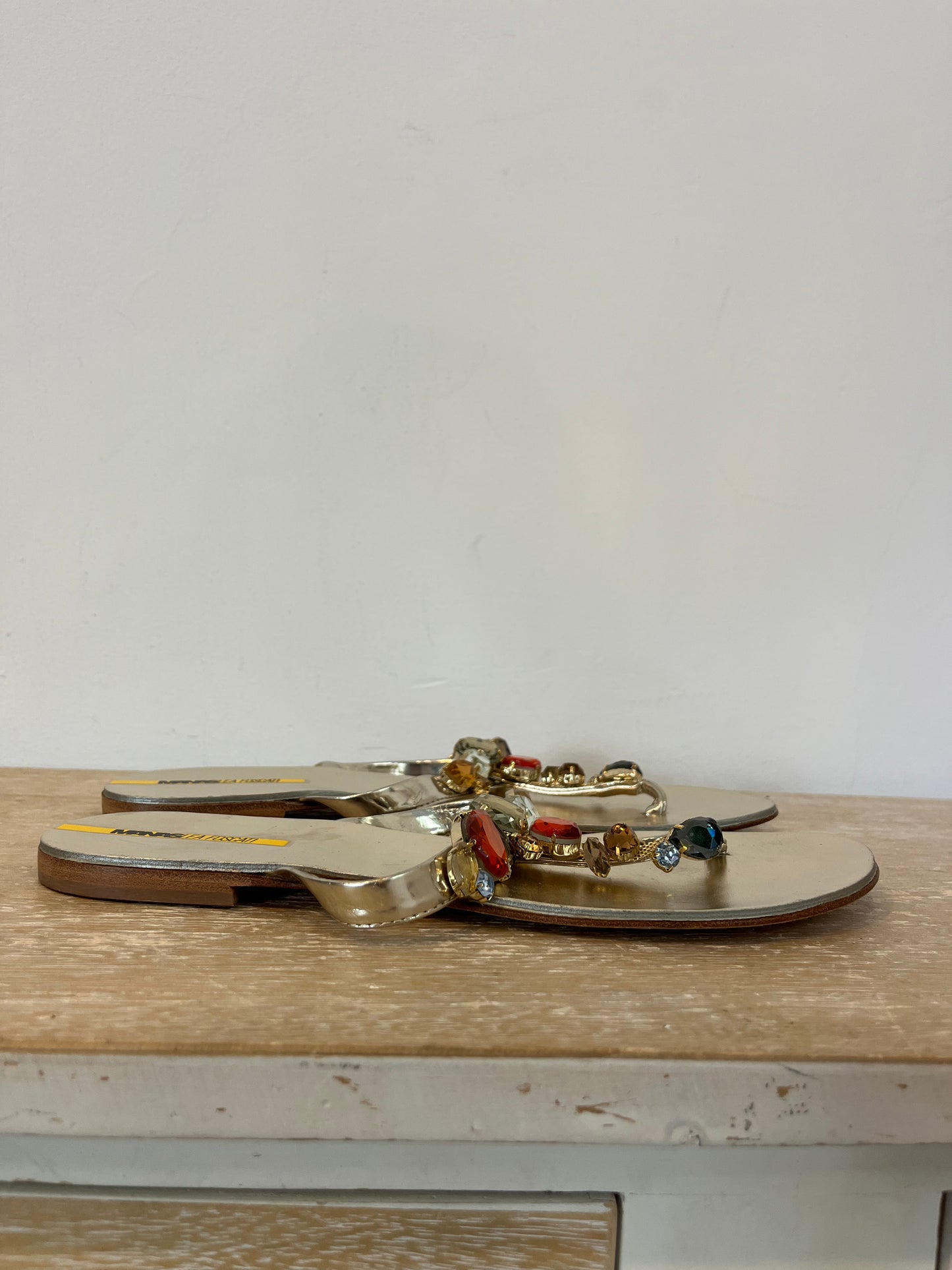 MANAS LEA FOSCATI. Sandalias doradas pedrería. T 40