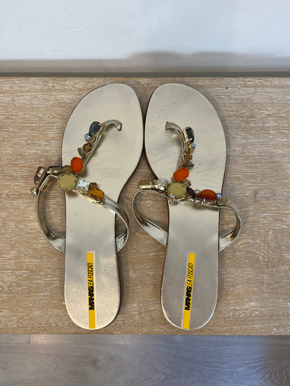 MANAS LEA FOSCATI. Sandalias doradas pedrería. T 40