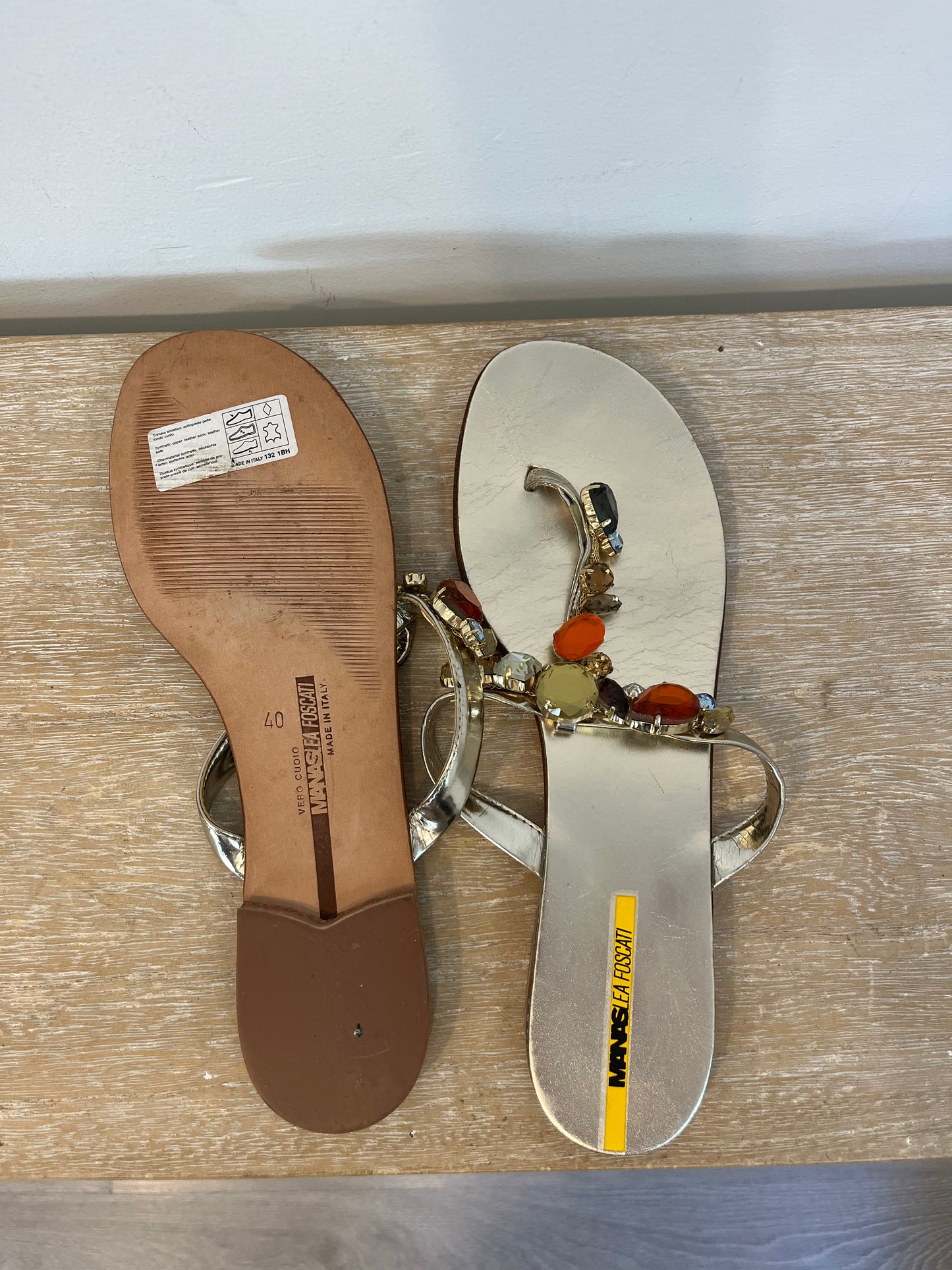 MANAS LEA FOSCATI. Sandalias doradas pedrería. T 40