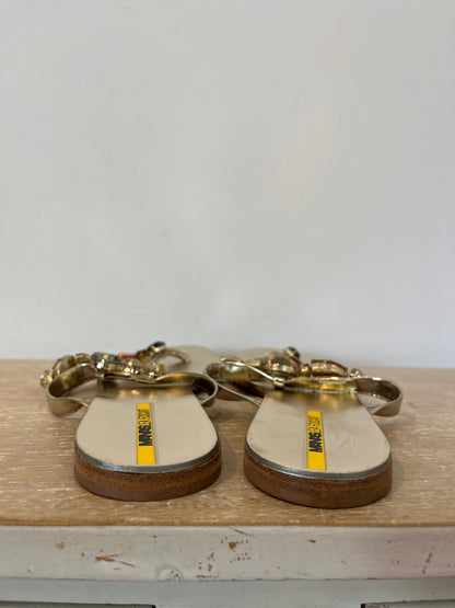 MANAS LEA FOSCATI. Sandalias doradas pedrería. T 40