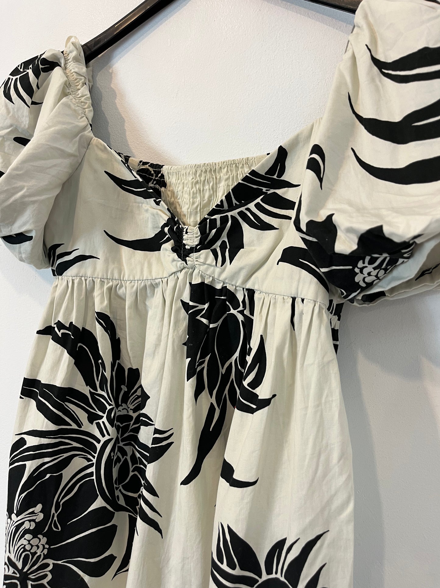 ZARA. Vestido beige flores T.s