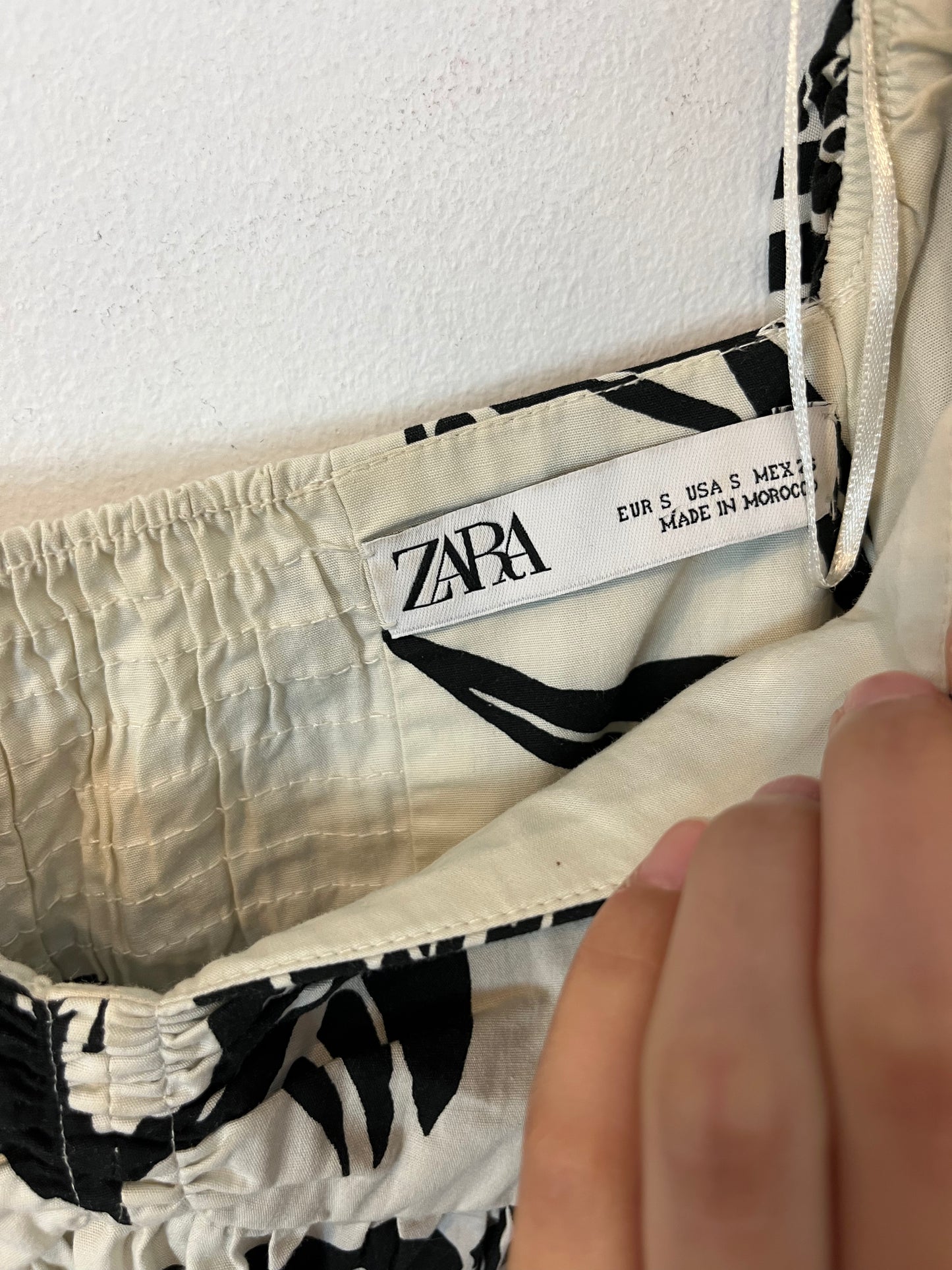 ZARA. Vestido beige flores T.s