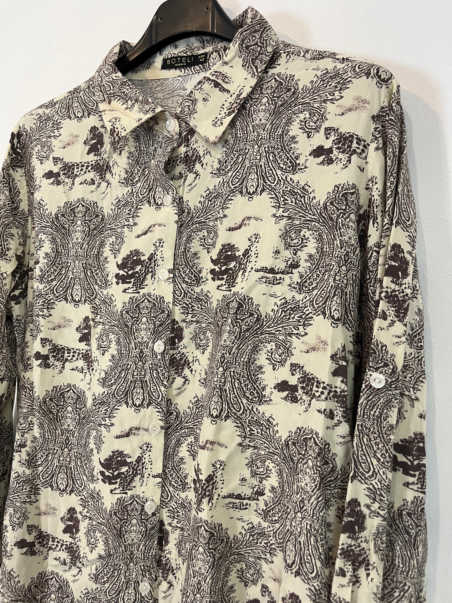 BOTELI. Camisa beige estampado. T 38